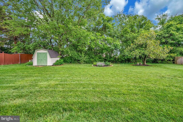 806 Edwards Dr, Fredericksburg, VA 22405 - view of yard featuring view of wooded area