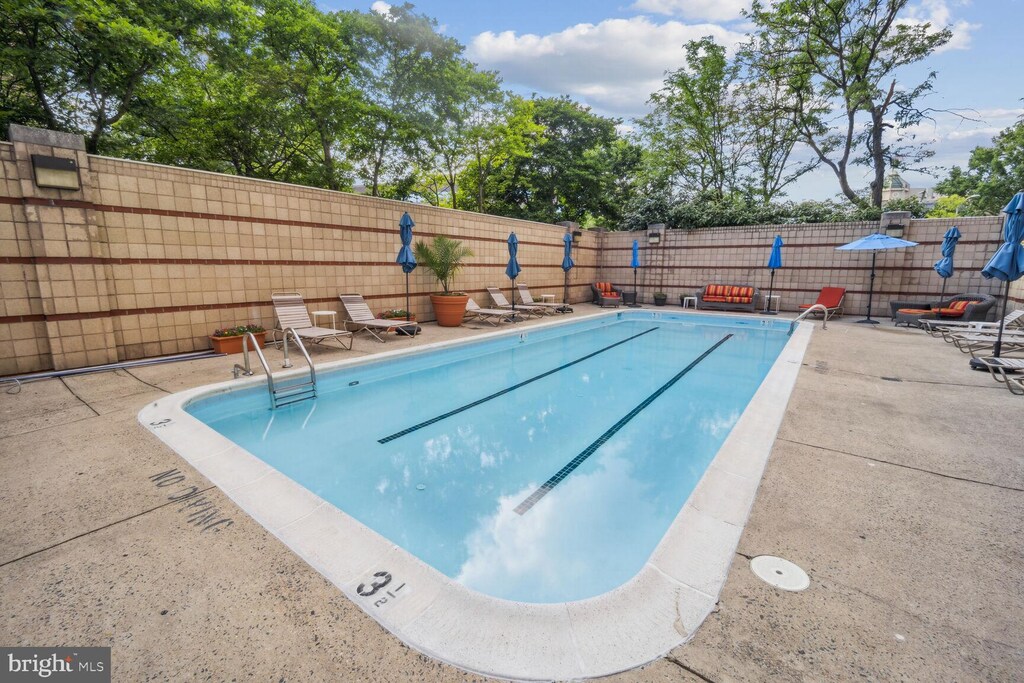 2400 Clarendon Blvd Unit 1015, Arlington, VA 22201 - community pool featuring a fenced backyard and a patio area