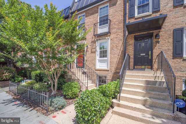 706 6th St SW, Washington, DC 20024 - entrance to property featuring brick siding