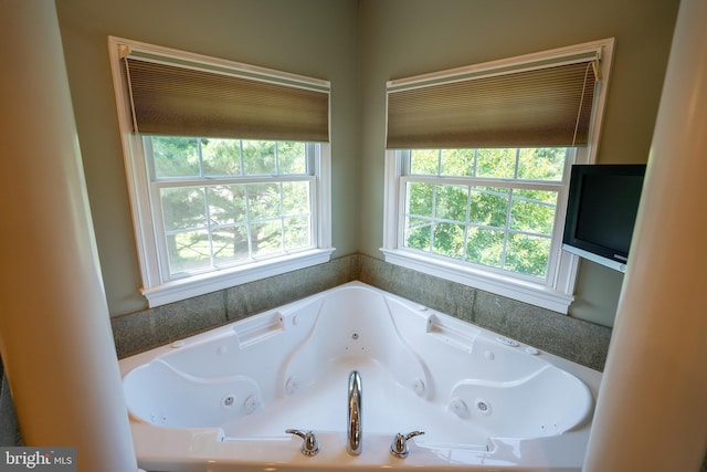 5280 Ten Oaks Rd, Clarksville, MD 21029 - full bathroom featuring a whirlpool tub