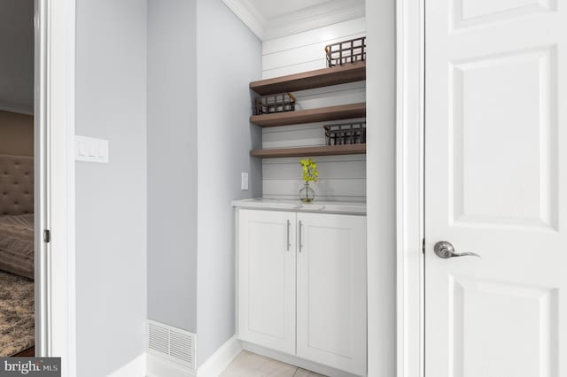 2006 Par Dr, Doylestown, PA 18901 - bar area with ornamental molding and baseboards