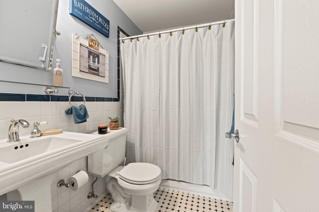 1019 Harbour, Palmyra, NJ 08065 - full bath with toilet, tile patterned flooring, tile walls, curtained shower, and a sink