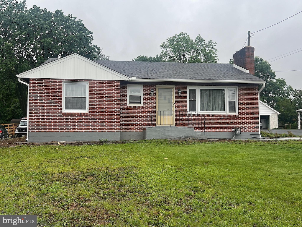 622 S Allison St, Greencastle, PA 17225 - view of front facade with a chimney, brick siding, and a front yard