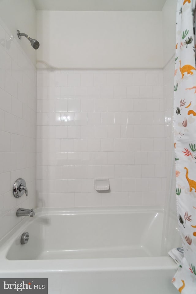 5163 Ridgeview Retreat Dr, Chantilly, VA 20151 - full bathroom featuring shower / tub combo