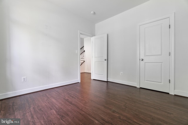 5163 Ridgeview Retreat Dr, Chantilly, VA 20151 - unfurnished room featuring dark wood-style flooring, baseboards, and a smoke detector