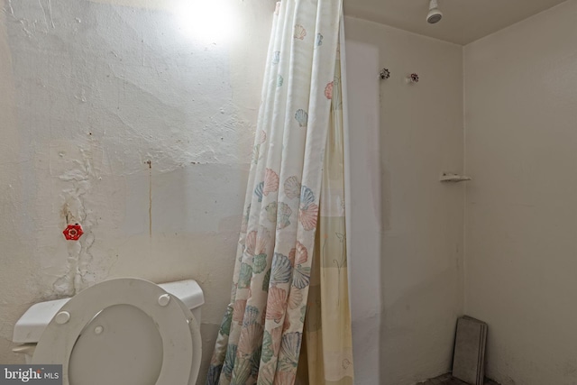 2531 N Lawrence St, Philadelphia, PA 19133 - full bath with toilet and a shower with shower curtain