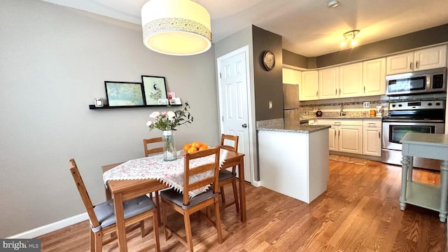 207 Walnut Hill Rd Unit B17, West Chester, PA 19382 - kitchen with stainless steel appliances, light wood-style floors, and decorative backsplash