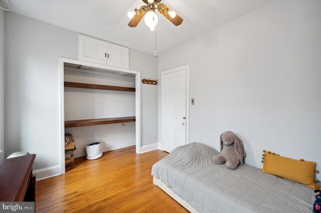 2347 E Norris St, Philadelphia, PA 19125 - bedroom featuring light wood-style floors, a closet, baseboards, and a ceiling fan