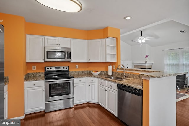 5605 Willoughby Newton Dr Unit 31, Centreville, VA 20120 - kitchen with stainless steel appliances, a sink, a peninsula, white cabinetry, and lofted ceiling