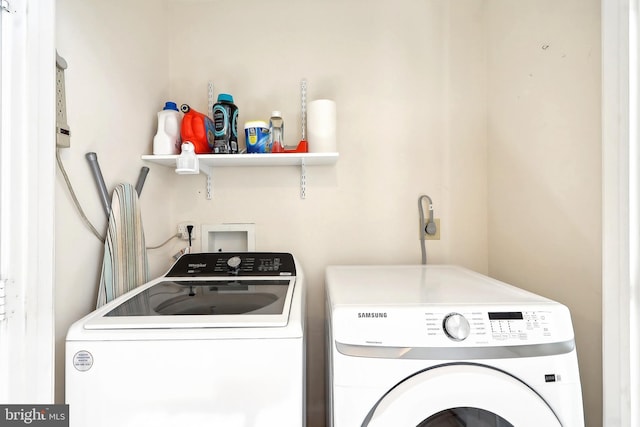 7951 Kelly Ann Ct, Fairfax Station, VA 22039 - laundry room featuring washing machine and clothes dryer