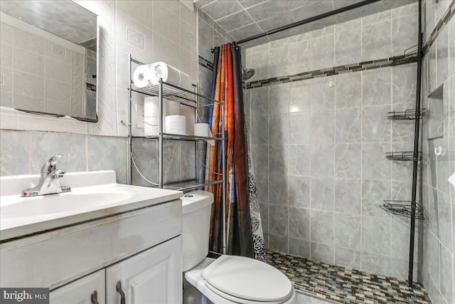 315 Mcginn Pl, New Castle, DE 19720 - bathroom with tile walls, a tile shower, toilet, vanity, and tasteful backsplash