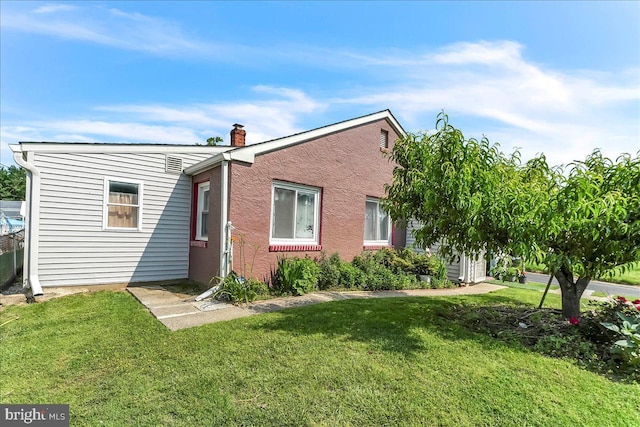 315 Mcginn Pl, New Castle, DE 19720 - view of front of home featuring a front lawn and a chimney