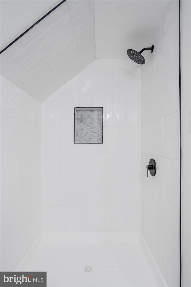 5507 Heatherwood Rd, Baltimore, MD 21227 - bathroom featuring tiled shower