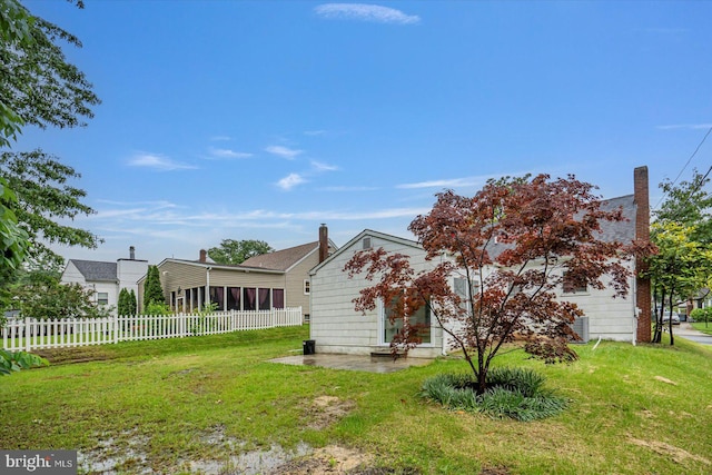 5507 Heatherwood Rd, Baltimore, MD 21227 - view of front facade with a sunroom