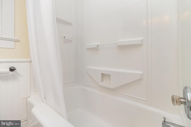 2312 Oak St, Fredericksburg, VA 22401 - full bath featuring shower / tub combo with curtain