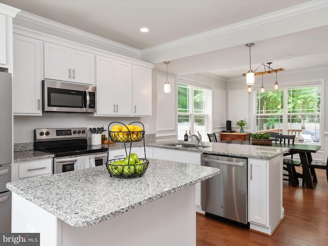 933 Winding Rd, Edgewater, MD 21037 - kitchen with appliances with stainless steel finishes, a sink, a peninsula, a center island, and crown molding