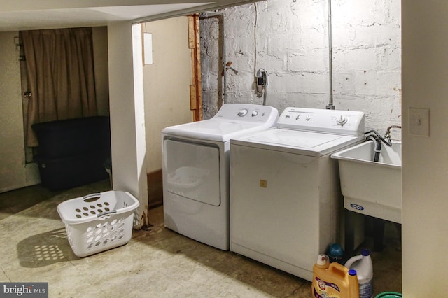 2828 Pelham Ave, Baltimore, MD 21213 - laundry room featuring washing machine and clothes dryer and a sink