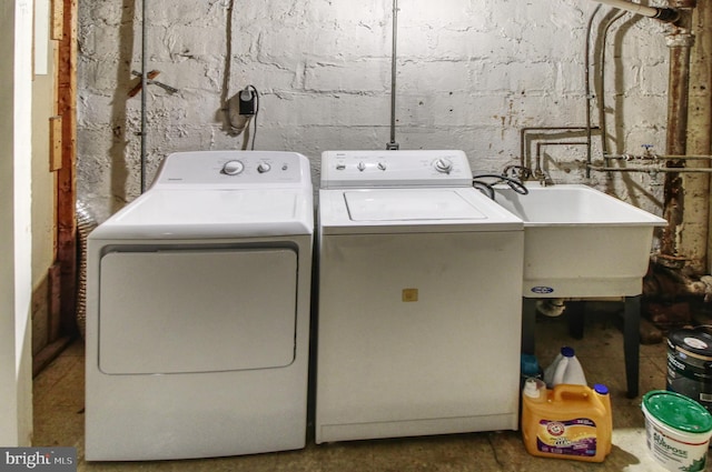 2828 Pelham Ave, Baltimore, MD 21213 - laundry room with independent washer and dryer