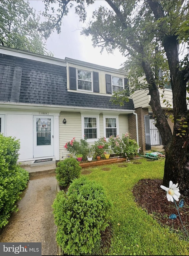 11529 Fenchurch Ct, Germantown, MD 20876 - view of front of property featuring roof with shingles, mansard roof, and a front lawn