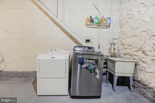 904 N Rosedale St, Baltimore, MD 21216 - laundry area with washing machine and dryer