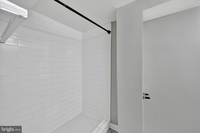 405 N Loudon Ave, Baltimore, MD 21229 - bathroom featuring a tile shower