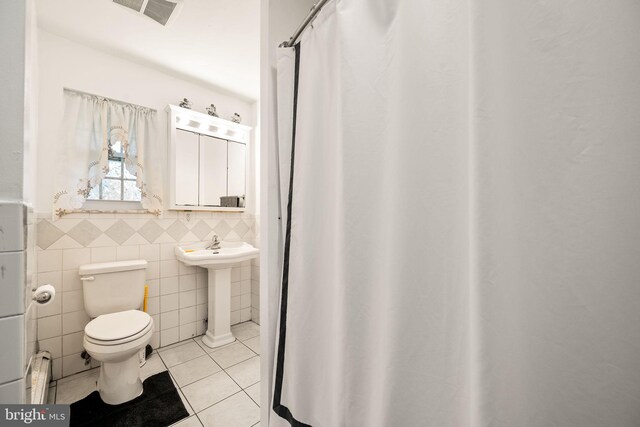 2460 Mill Rd, Quakertown, PA 18951 - full bath featuring toilet, tile walls, tile patterned floors, a shower with curtain, and wainscoting