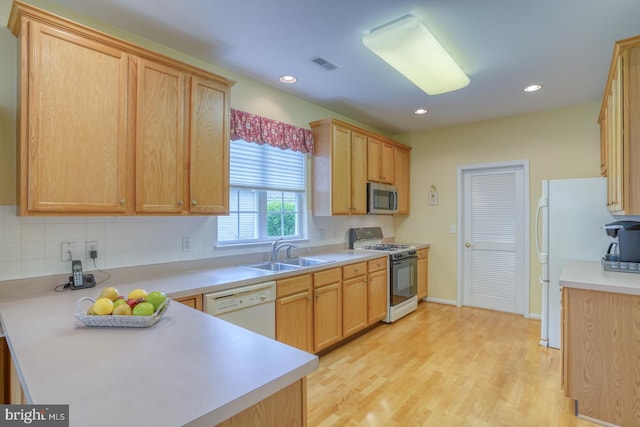 636 Poets Way, Middletown, DE 19709 - kitchen with white appliances, a sink, light wood-style floors, light countertops, and recessed lighting