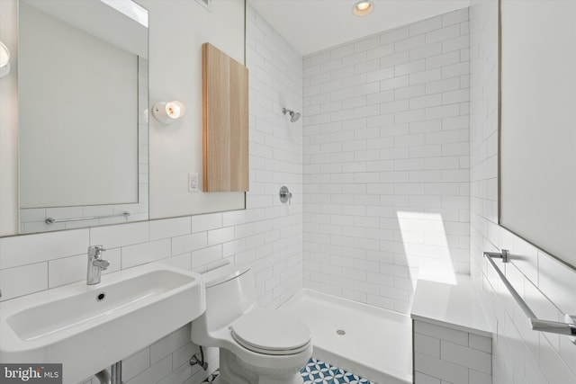 439 Mercy St, Philadelphia, PA 19148 - bathroom with a sink, tile walls, toilet, a tile shower, and recessed lighting