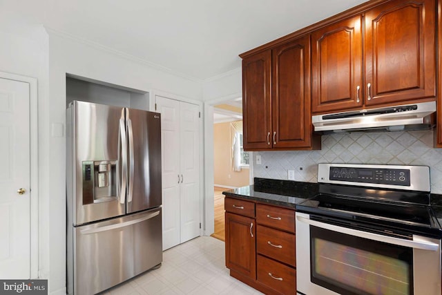 536 Dawson Trak, Hockessin, DE 19707 - kitchen featuring stainless steel appliances, under cabinet range hood, dark countertops, decorative backsplash, and ornamental molding