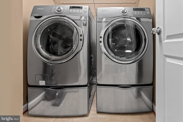 22650 Gray Falcon, Ashburn, VA 20148 - laundry area featuring washing machine and clothes dryer