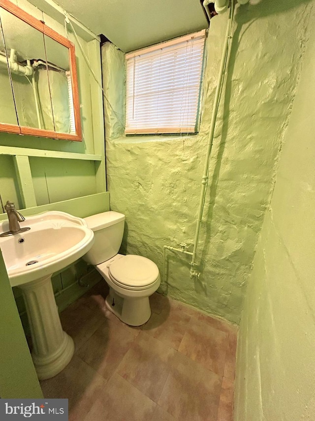 3925 Colborne Rd, Baltimore, MD 21229 - bathroom featuring toilet