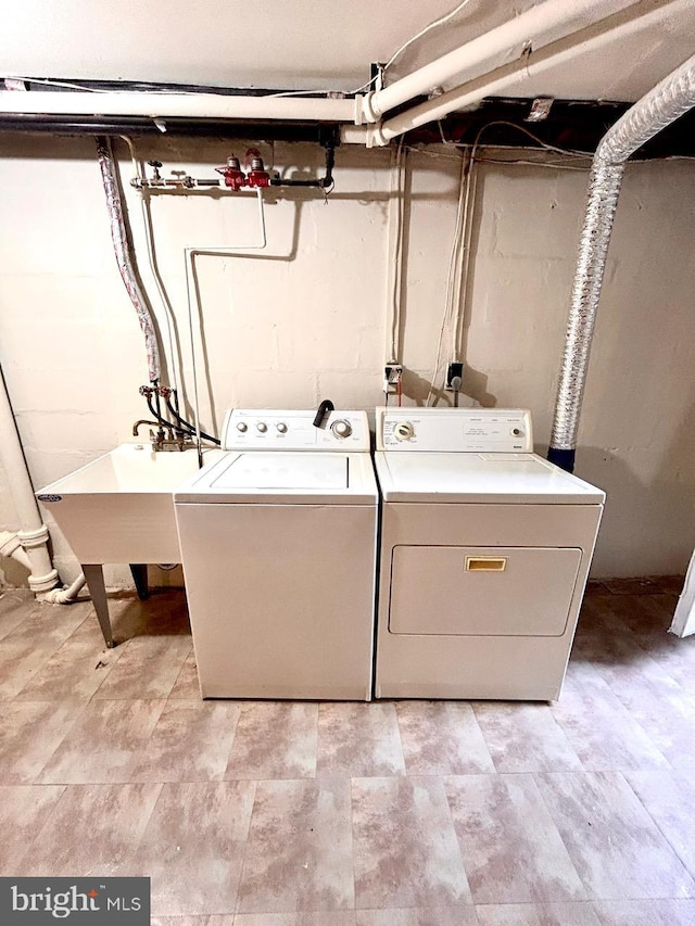 3925 Colborne Rd, Baltimore, MD 21229 - laundry room featuring washer and dryer