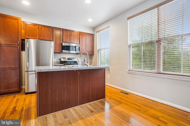 16758 Blackjack Oak Ln, Woodbridge, VA 22191 - kitchen featuring appliances with stainless steel finishes, light wood-style floors, baseboards, a sink, and recessed lighting