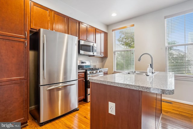 16758 Blackjack Oak Ln, Woodbridge, VA 22191 - kitchen featuring appliances with stainless steel finishes, a sink, light wood finished floors, recessed lighting, and baseboards