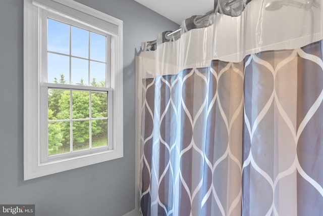 8800 Primula Dr, Laytonsville, MD 20882 - full bath with a shower with shower curtain