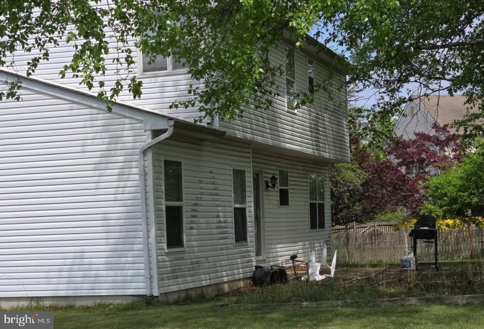 67 Larkspur Cir, Sicklerville, NJ 08081 - view of side of home