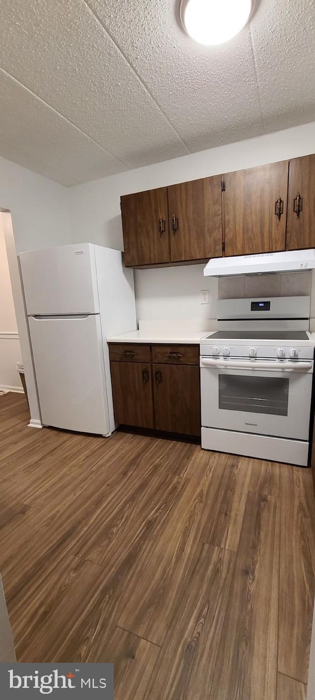178 Woodstream Building 5, Norristown, PA 19403 - kitchen featuring white appliances, dark wood-type flooring, under cabinet range hood, and light countertops