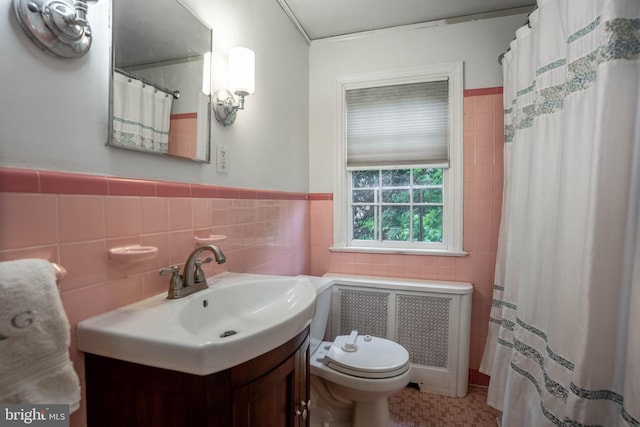 625 Lindley Rd, Glenside, PA 19038 - full bathroom featuring radiator heating unit, tile walls, toilet, vanity, and curtained shower