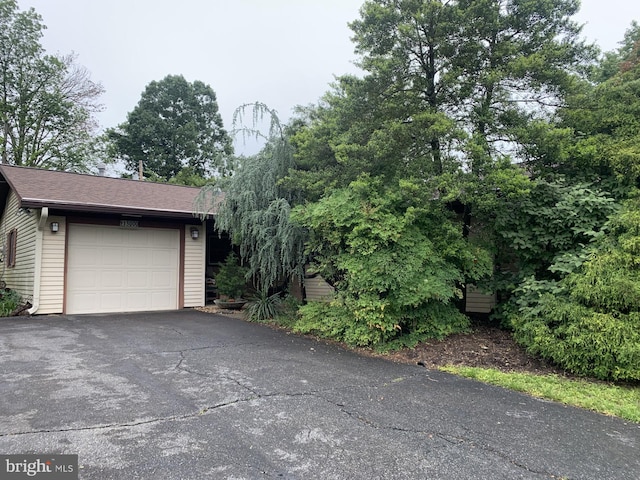 13000 Victoria Heights Dr, Bowie, MD 20715 - garage with driveway