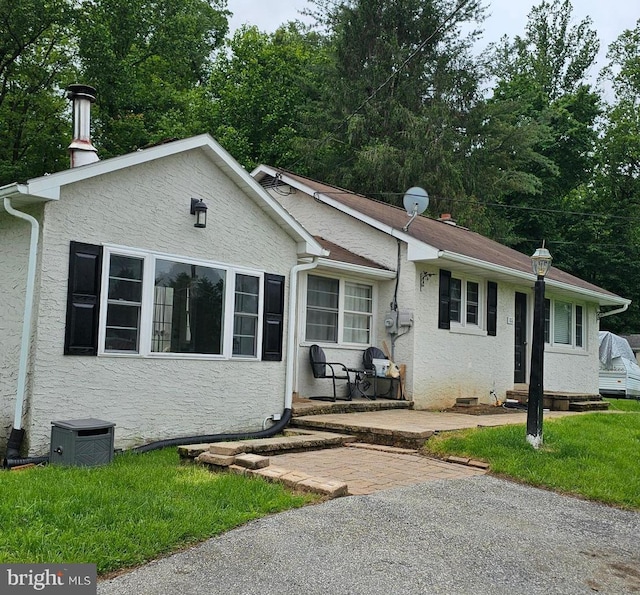 102 Northside Rd, Elverson, PA 19520 - view of front of home with stucco siding
