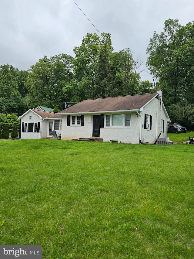 102 Northside Rd, Elverson, PA 19520 - single story home featuring a front lawn and a chimney