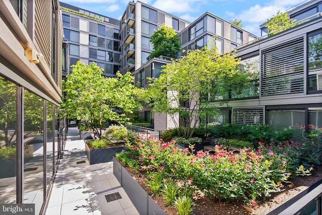 925 H St NW Unit 810, Washington, DC 20001 - surrounding community featuring a patio area