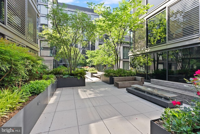 925 H St NW Unit 810, Washington, DC 20001 - surrounding community featuring a patio