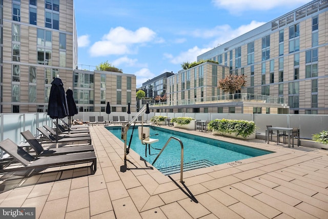 925 H St NW Unit 810, Washington, DC 20001 - community pool with a patio area