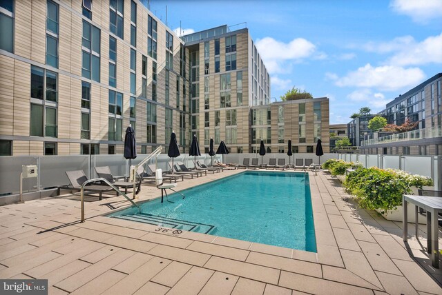 925 H St NW Unit 810, Washington, DC 20001 - community pool with a patio