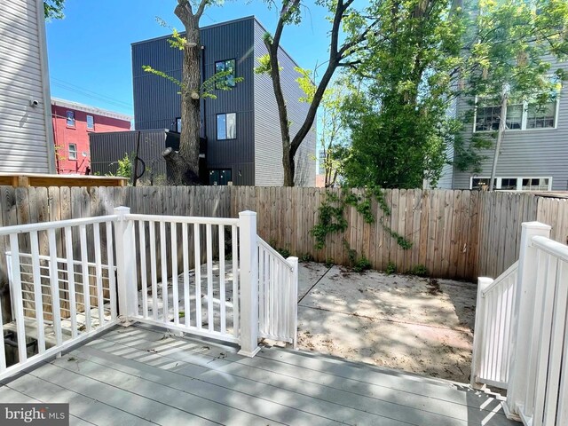 1337 N Franklin St, Philadelphia, PA 19122 - view of wooden terrace