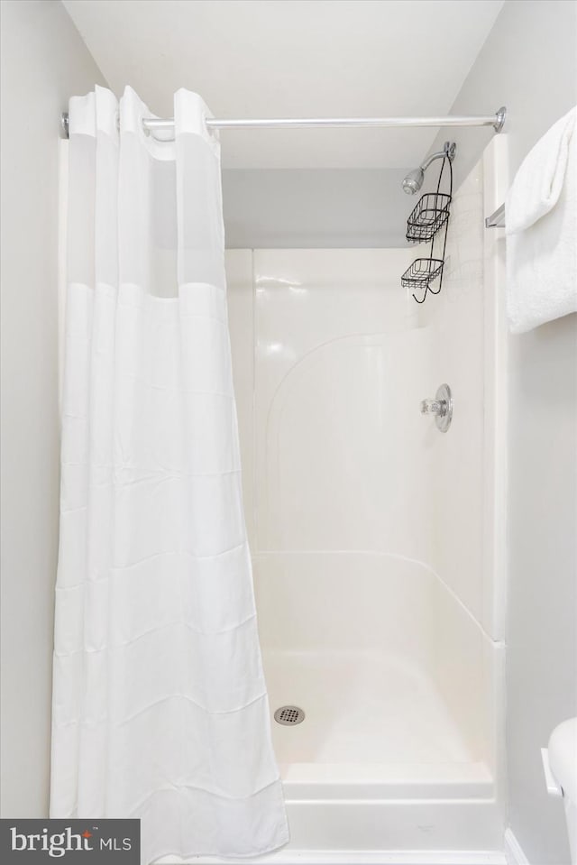 57 E Heath St, Baltimore, MD 21230 - bathroom featuring a shower with shower curtain