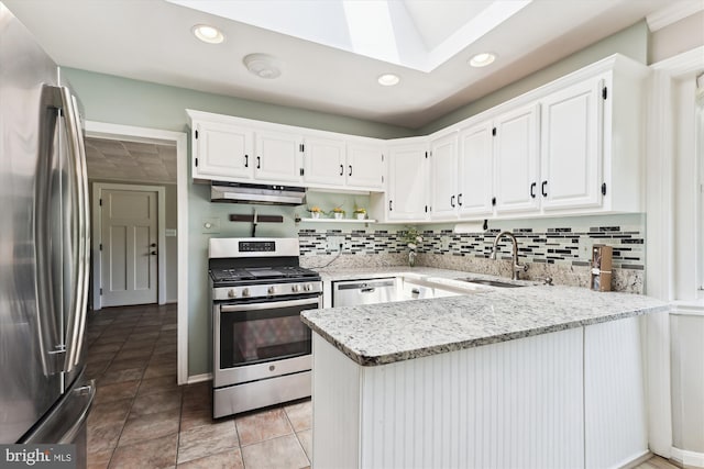 5214 Juliet St, Springfield, VA 22151 - kitchen featuring stainless steel appliances, under cabinet range hood, recessed lighting, a peninsula, and a skylight