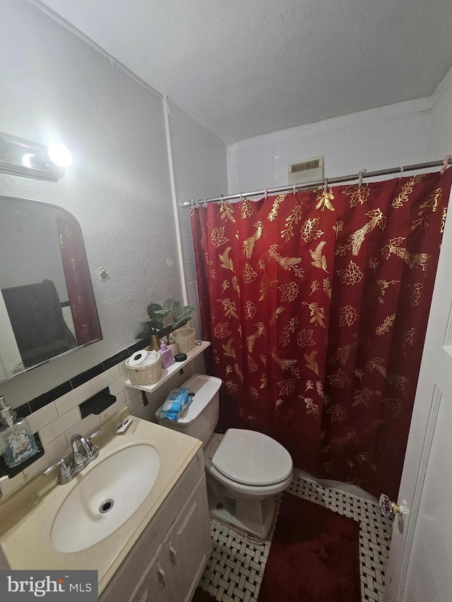 421 Folcroft St, Baltimore, MD 21224 - full bathroom featuring toilet, vanity, a shower with curtain, and decorative backsplash