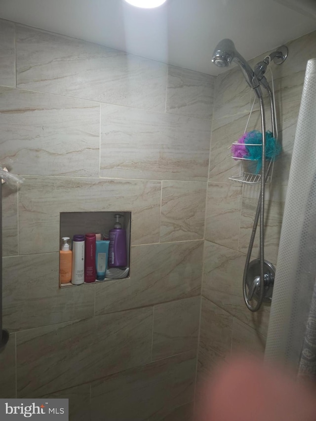 421 Folcroft St, Baltimore, MD 21224 - full bath featuring a tile shower